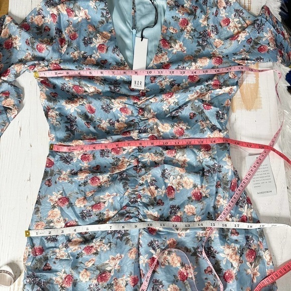 NSR Heidi Rouched Slit Front Floral Sky Midi Dress Size Large - Picture 10 of 12